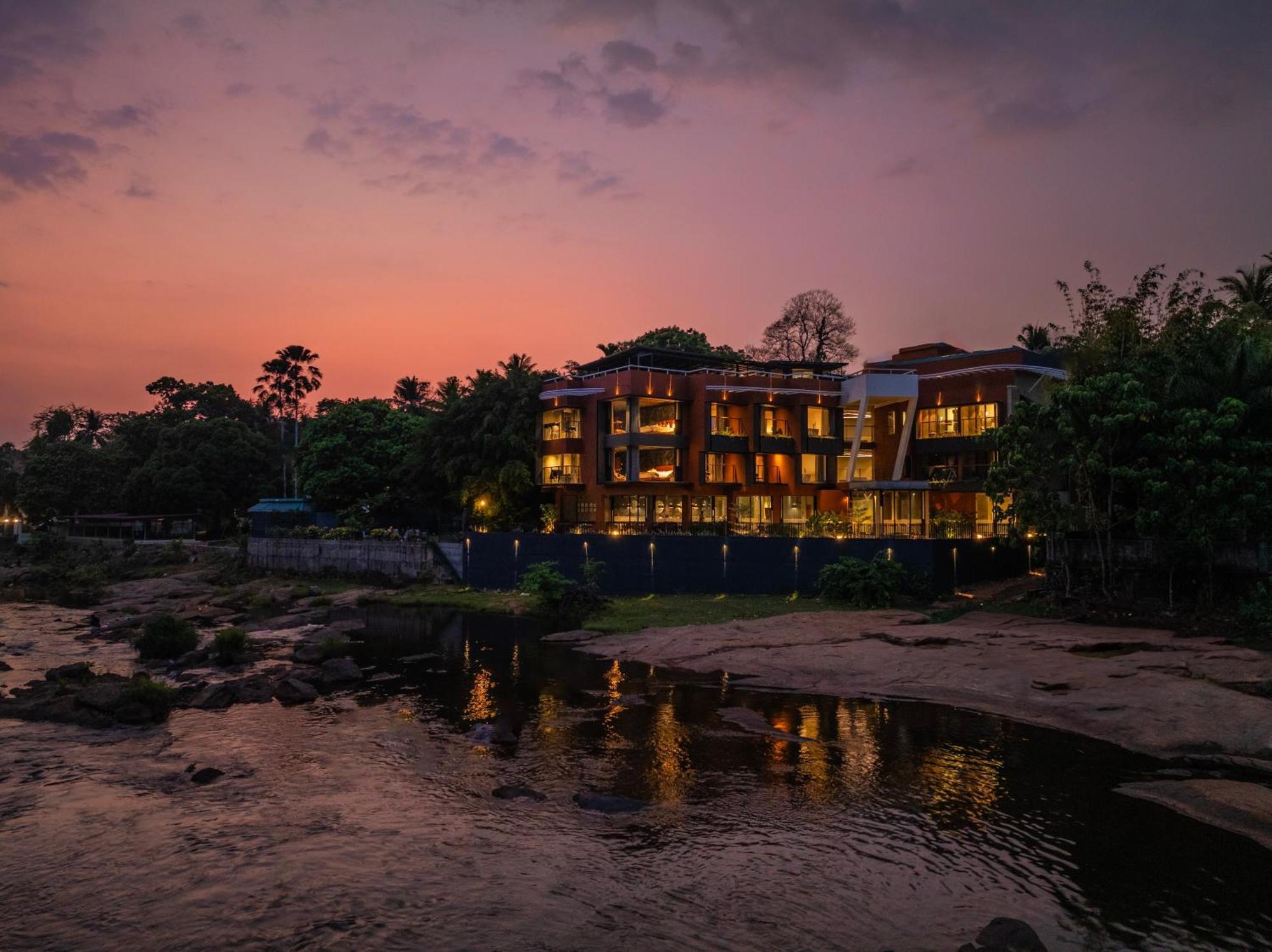Sterling Athirappilly Hotel Kallana Exterior foto