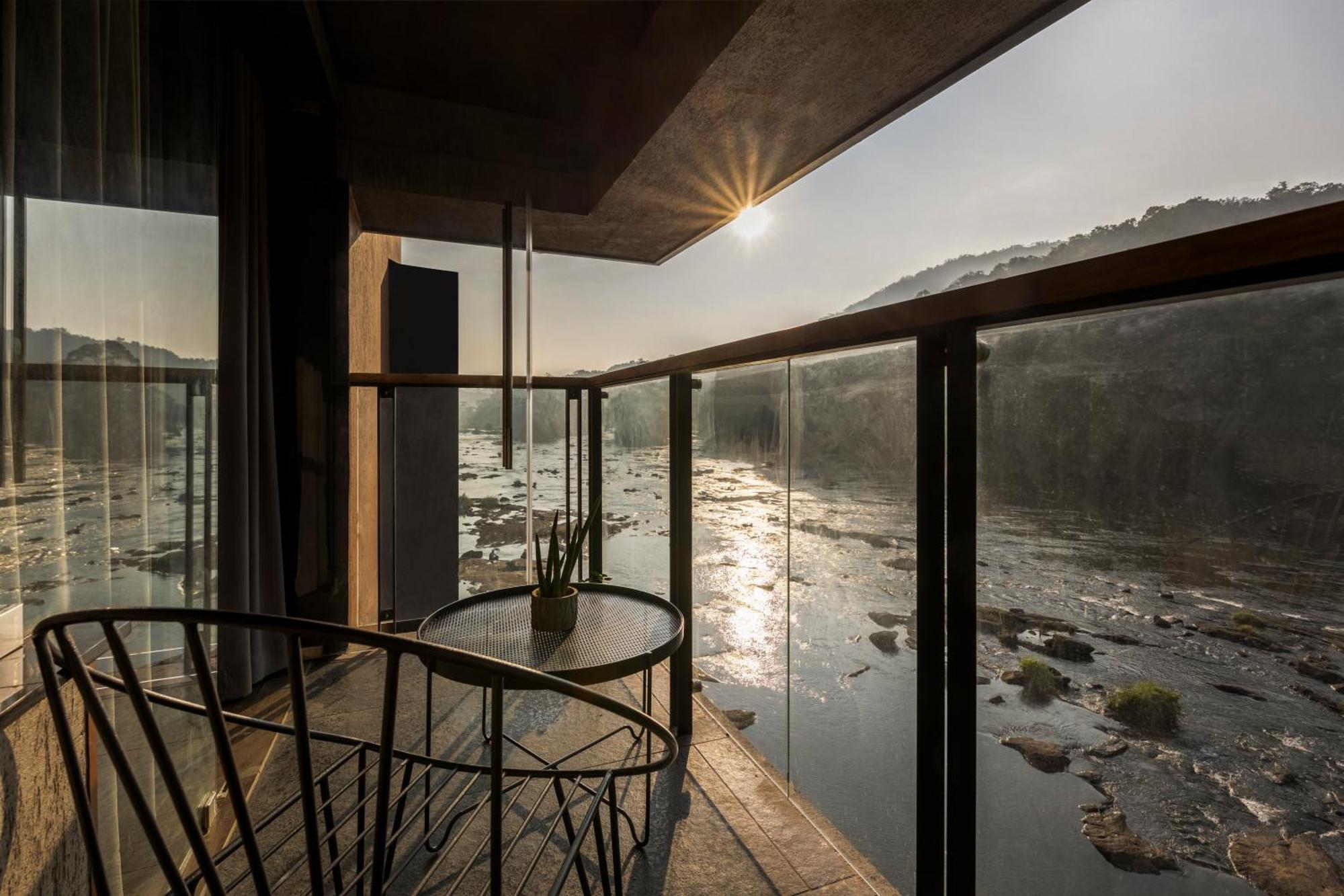 Sterling Athirappilly Hotel Kallana Exterior foto